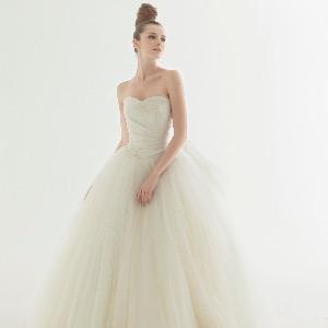 AILE d’ANGE garden(エル・ダンジュ ガーデン) ファーストドレスは体に合わせてお作りをするので体のラインをより美しくします。