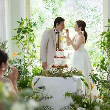 AILE d’ANGE NAGOYA(エル・ダンジュ ナゴヤ) 緑あふれるガーデンをバックに、ケーキセレモニー