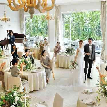 AILE d’ANGE NAGOYA(エル・ダンジュ ナゴヤ) 木目調のシャンデリア、オシャレなコーディネートでふたりらしく 過ごす1日