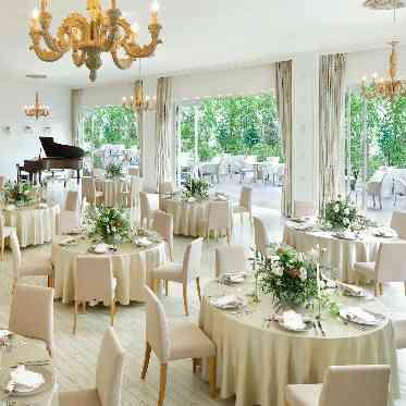 AILE d’ANGE NAGOYA(エル・ダンジュ ナゴヤ) 木目のシャンデリアがオシャレ!アットホームなガーデンテラス付