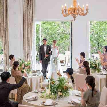 AILE d’ANGE NAGOYA(エル・ダンジュ ナゴヤ) 緑バックの、ガーデンからの入場シーンも