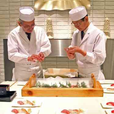 お寿司が大好きなお二人は、会場内で寿司屋台を！