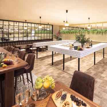 AILE d’ANGE NAGOYA(エル・ダンジュ ナゴヤ) スタンディングスペースもあり、自然とゲストが集まりお喋りが弾む◎