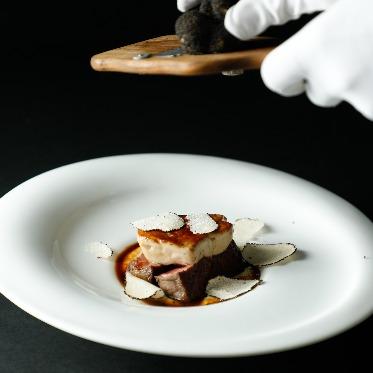 AILE d’ANGE NAGOYA(エル・ダンジュ ナゴヤ) 黒トリュフをその場でスライスする贅沢な一品。ゲストの苦手な食材は全て変更OK。