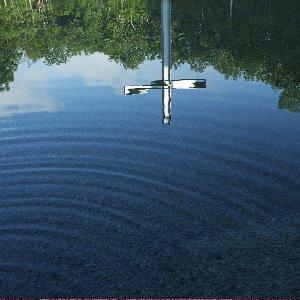 星野リゾート　トマム 水の教会 水面に反射する十字架