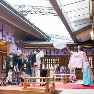 東郷神社・ルアール東郷 冷暖房完備。自然光が入る明るい神殿。