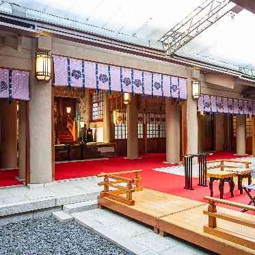 東郷神社・ルアール東郷 冷暖房完備。自然光が入る明るい神殿。