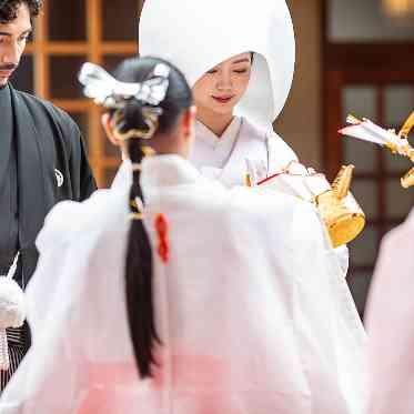 東郷神社・ルアール東郷 三献の儀 御神酒とよばれるお酒を酌み交わし、一緒になる二人が夫婦の契りを結ぶ