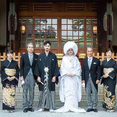 東郷神社・ルアール東郷 本殿前でのご両家さまの集合写真