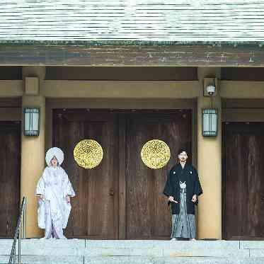 東郷神社・ルアール東郷 参門前にて白無垢、紋付袴で日本の伝統的な衣装が映えます