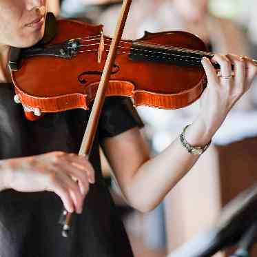 挙式はバイオリンとパイプオルガンの生演奏で。