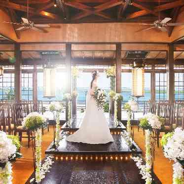 ザ フナツヤ 飴色に輝く木目のチャペル。祭壇から射し込む自然光は純白のドレス姿を際立たせる