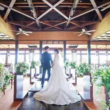 自然光が差し込むナチュラルなチャペル