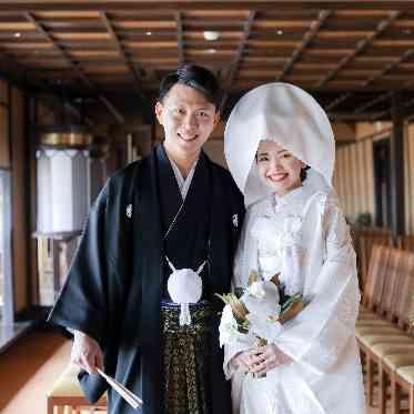 射し込む自然光が花嫁の姿を美しく際立たせる