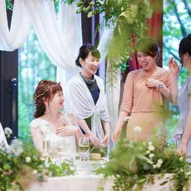 緑を感じる空間でゲストと過ごせばリラックスムードになって自然と会話も弾む。