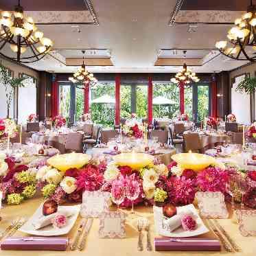 ザ ガーデンルーム。大型スクリーンや音響照明などの設備も充実。