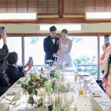 ザ フナツヤ 本館少人数コーディネート(15名)緑あふれる窓から入る柔らかな自然光で和やかに。