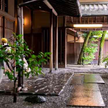 ザ フナツヤ エントランスに足を一歩踏み入れると空気が変わり、四季の自然に包まれる感覚が。