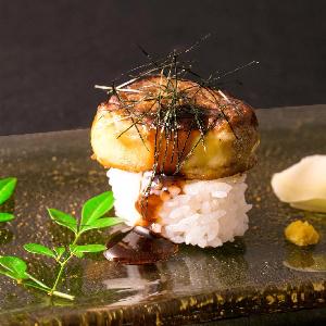 『名物フォアグラ寿司仕』外はパリッ、中はとろっと焼き上げ煮詰め醤油で甘辛く