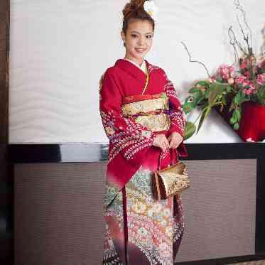 ザ フナツヤ 成人式だけでしか着れなかった振袖を結婚式で披露。