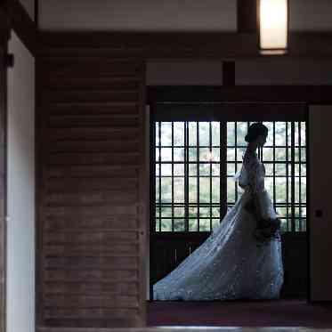 高宮庭園茶寮 趣ある邸宅は和装だけでなく、洋装も映える