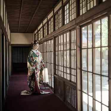 高宮庭園茶寮 趣ある和装での廊下ショット