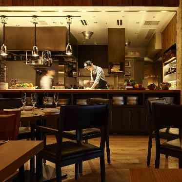 CEDAR THE CHOP HOUSE & BAR(セダー ザ チョップ ハウスアンドバー) オープンキッチンからは出来立てのお料理を提供。音や香りも楽しめる