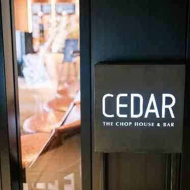 CEDAR THE CHOP HOUSE & BAR（セダー ザ チョップ ハウスアンドバー） 入口を入った瞬間からおふたりの世界観に