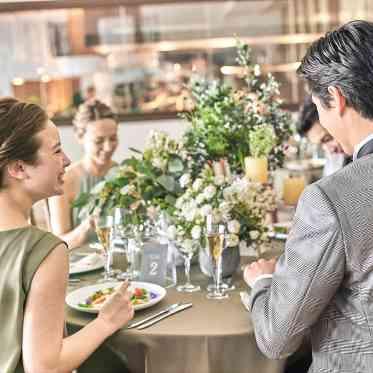 Miel Cloche（ミエルクローチェ）　●BRASSグループ 新郎新婦がテーブルラウンドをしている間に、ゲストも和やかな時間を過ごせる