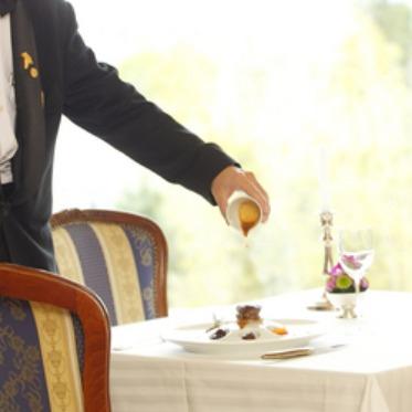 SUD RESTAURANT TERAKOYA/テイクアンドギヴ・ニーズウェディング 普段よりグランメゾンのおもてなしをしているソムリエが当日もサービス