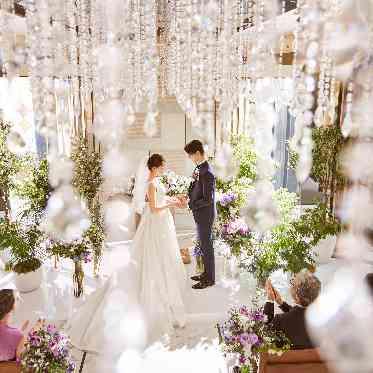 THE MAGNUS TOKYO (ザ マグナス トウキョウ) 天井にはシャープなスワロフスキーのシャンデリアが連なっていて美しく光る