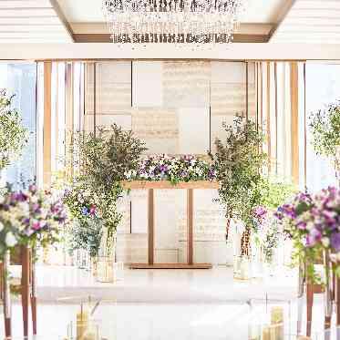 THE MAGNUS TOKYO (ザ マグナス トウキョウ) シンプル&ナチュラルなチャペルは取り入れる装花次第で雰囲気を変更できる