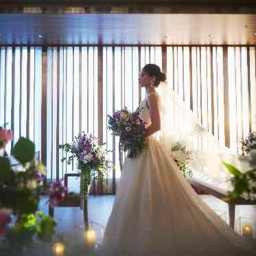 THE MAGNUS TOKYO (ザ マグナス トウキョウ) 光を調整したチャペル内での幻想的な写真撮影も人気*