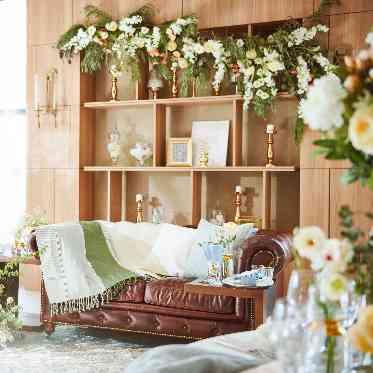 THE MAGNUS TOKYO (ザ マグナス トウキョウ) 明るい木目ベース、装飾にはゴールドのアイテムを使用「ナチュラル×上品/上質感」