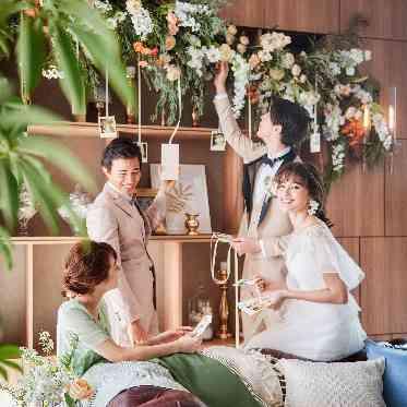 THE MAGNUS TOKYO (ザ マグナス トウキョウ) パーティ会場に飾り棚や自由に装飾をできる仕掛けが。ソファ席コーディネートも人気