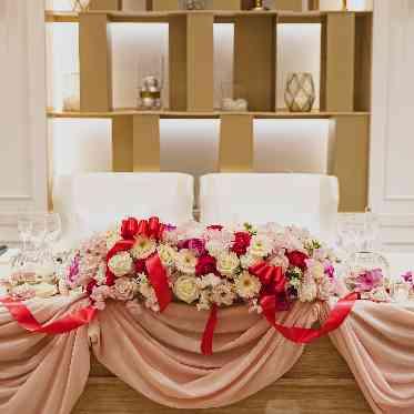 THE MAGNUS TOKYO (ザ マグナス トウキョウ) チュールを使用した可愛らしいデザインのメインテーブル