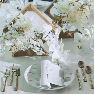 THE MAGNUS TOKYO (ザ マグナス トウキョウ) シンプルな色味にデザイン性のあるプレートやカトラリーをあわせて個性的なアレンジに