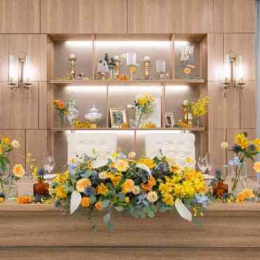 THE MAGNUS TOKYO (ザ マグナス トウキョウ) ビタミンカラーでまとめた装花は、ゲストも思わず笑顔に