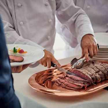 THE MAGNUS TOKYO (ザ マグナス トウキョウ) ローストビーフのカッティングサービスも大人気*