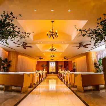 ANAクラウンプラザホテルグランコート名古屋内 スカイレストラン スターゲイト 白を基調としたやわらかさと暖かみを感じるチャペルは照明の光で雰囲気が自由自在