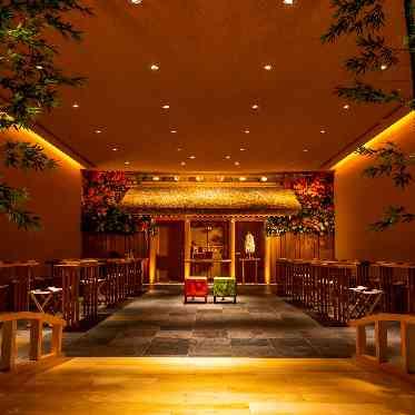 熱田神宮の御分霊を祀る厳かで静かな神殿は、60名様着席可能