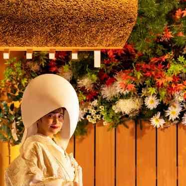 ANAクラウンプラザホテルグランコート名古屋内 スカイレストラン スターゲイト 神殿の両側には、季節によって変わる季節の花々が華やかに彩られています。