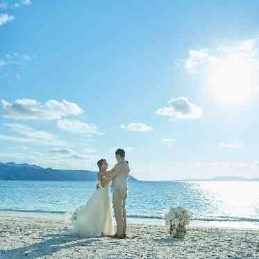 太陽が彩る自然の教会/アールイズ・ウエディング ビーチウエディング