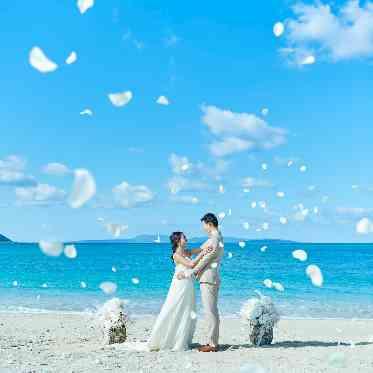 太陽が彩る自然の教会/アールイズ・ウエディング ビーチ挙式