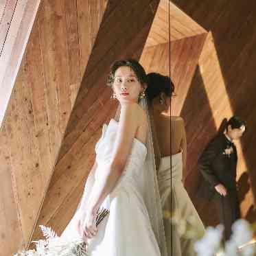 アーフェリーク白金/テイクアンドギヴ・ニーズウェディング さまざまな光が挙式シーンを包む