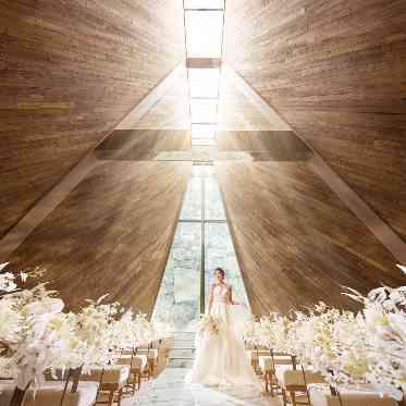 アーフェリーク白金/テイクアンドギヴ・ニーズウェディング 圧巻の天井高10mの光・水・音を感じる新スタイルのチャペルが誕生!