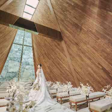 アーフェリーク白金/テイクアンドギヴ・ニーズウェディング 圧巻の天井高10mの光・水・音を感じる新スタイルのチャペルが誕生!