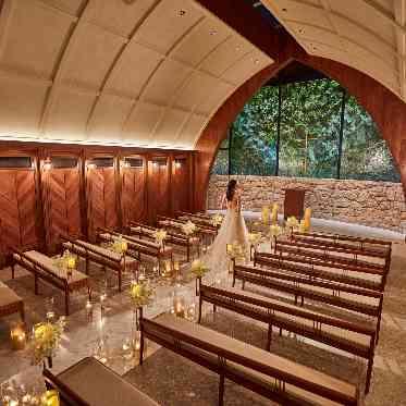 アーカンジェル代官山/テイクアンドギヴ・ニーズウェディング キャンドル装飾の空間で挙式やフォトシューティングができる!