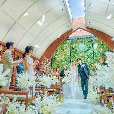 アーカンジェル代官山/テイクアンドギヴ・ニーズウェディング チャペル内でのフラワーシャワーも可能