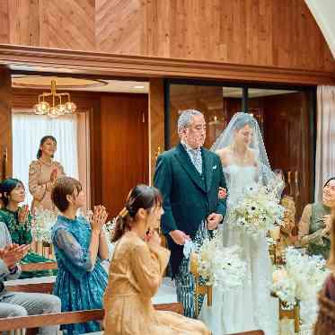 アーカンジェル代官山/テイクアンドギヴ・ニーズウェディング お母様に見守られながら、お父様と一歩一歩進むバージンロード